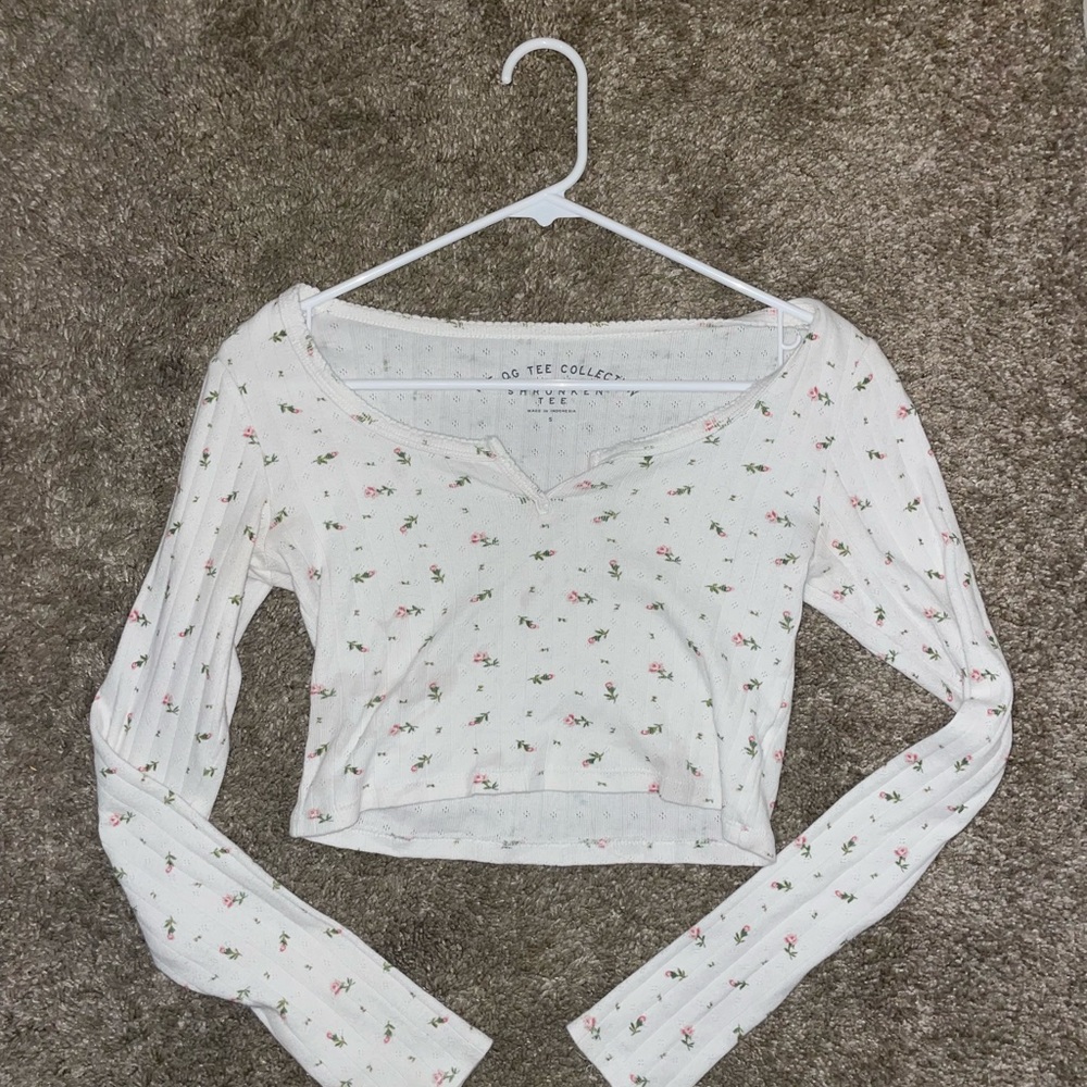 simpler white top w flowers